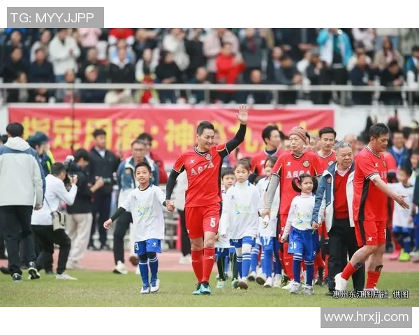 足球明星携子共度时光亲子篮球赛场展现温馨与活力